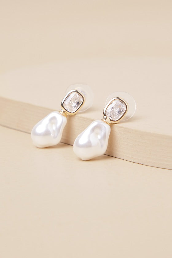 Spectacular Stance Gold Rhinestone Pearl Earrings #Color_Gold