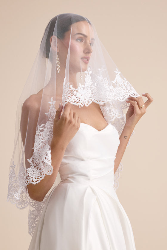 Calder White Mesh Lace Scalloped Bridal Veil