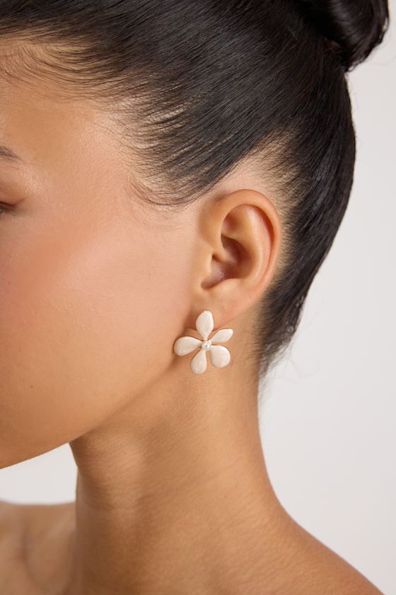 Cary White Pearl Flower Earrings #Color_White