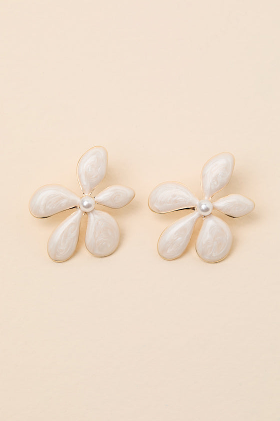 Cary White Pearl Flower Earrings #Color_White